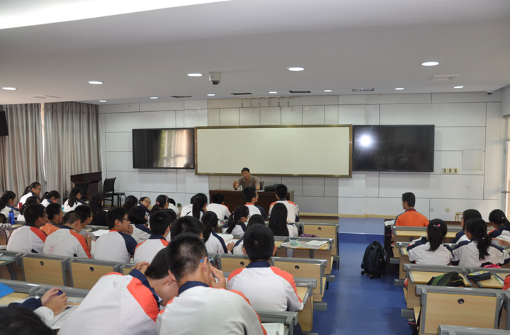 黄海鸥老师为万象城官网师生现场指导